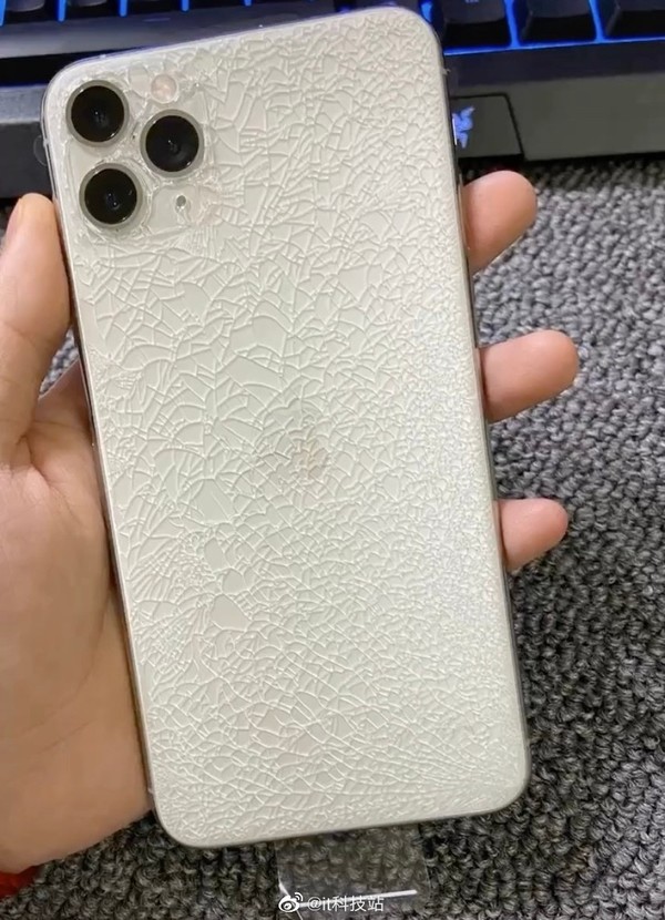 iPhone 11 Pro Max不小心摔成“艺术品” 这冰裂纹绝了